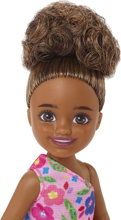 Immagine prodotto Mattel Bambola Chelsea (bruna) con abito a stampa floreale, giocattoli per bambini dai 3 anni in su