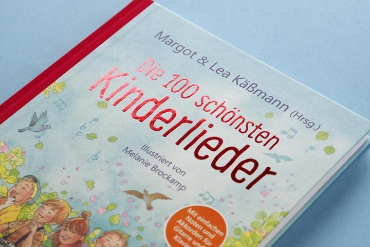 Actual product image Die 100 schönsten Kinderlieder - Mit einfachen Noten und Akkorden für Gitarre und Klavier (German, Lea Kmann Margot Kmann, 2021)
