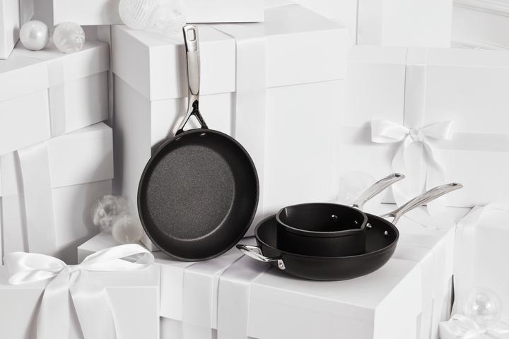 Immagine prodotto Le Creuset Set di pentole antiaderenti in alluminio da 24/26 cm, bricco per il latte (Pentola, Padella per friggere, Tegame, Alluminio)