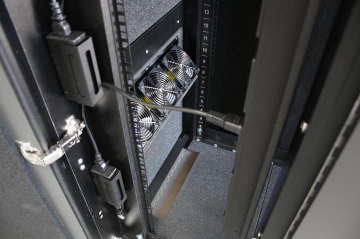 Image du produit APC NetShelter CX (18 HE, Rack 19 pouces)