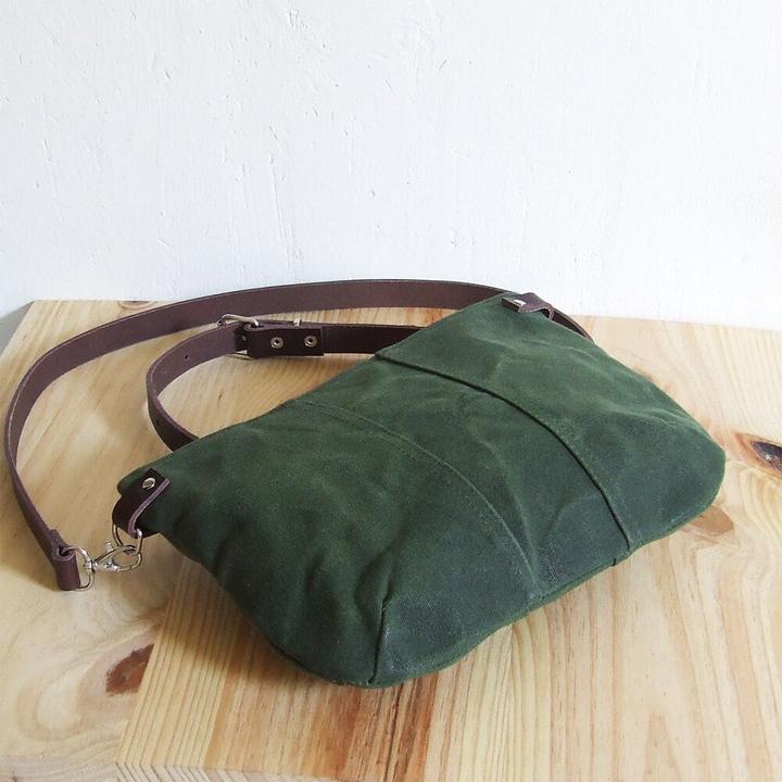 Image du produit Only-Bags.Store Petit sac croisé en toile cirée verte avec fermeture éclair et lanière en cuir
