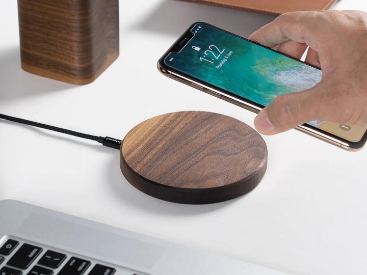 Immagine prodotto Oakywood Pad di ricarica Slim - Caricabatterie wireless in legno massiccio - Noce -