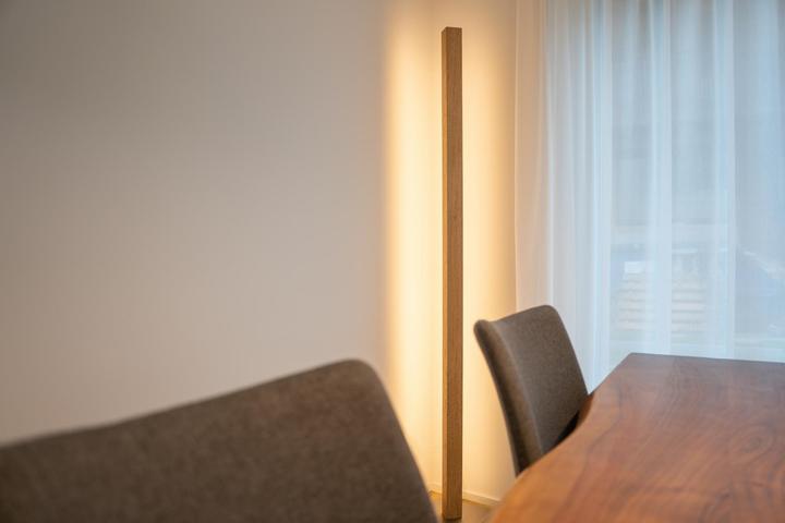 Image du produit kln.swiss Lampadaire en bois Columna (4845 lm)