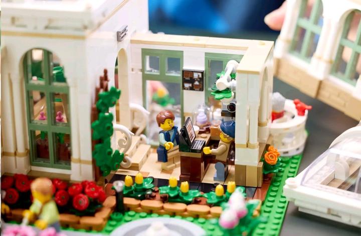 Actual product image LEGO The botanical garden (21353, LEGO Ideas, LEGO Rare Sets)