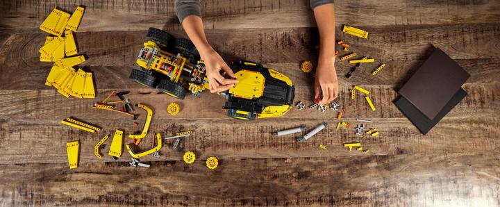 Actual product image LEGO Volvo articulated dumper (6x6) (42114, LEGO Technic)