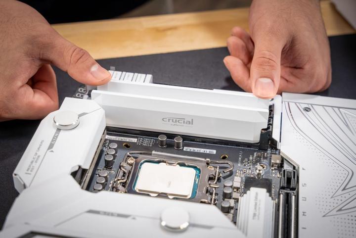 Image du produit Crucial Pro DDR5-6000 Kit 32GB 2x16GB UDIMM white Overclocking (2 x 16GB, 6000 MHz, RAM DDR5, U-DIMM)