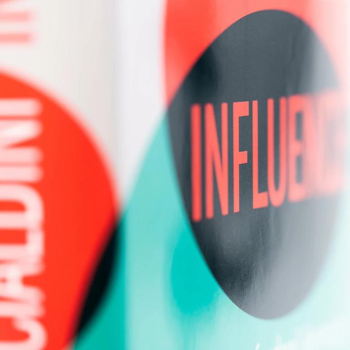 Produktbild INFLUENCE – Wie man (andere) überzeugt. Nützliche Erkenntnisse der Psychologie (Deutsch, Robert B. Cialdini, Jürgen Neubauer, 2023)