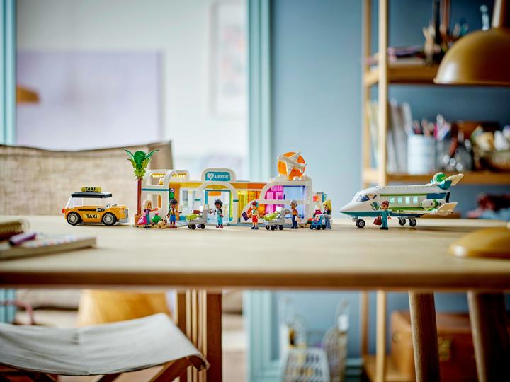 Produktbild LEGO Heartlake City Flughafen mit Flugzeug (42656, LEGO Friends)