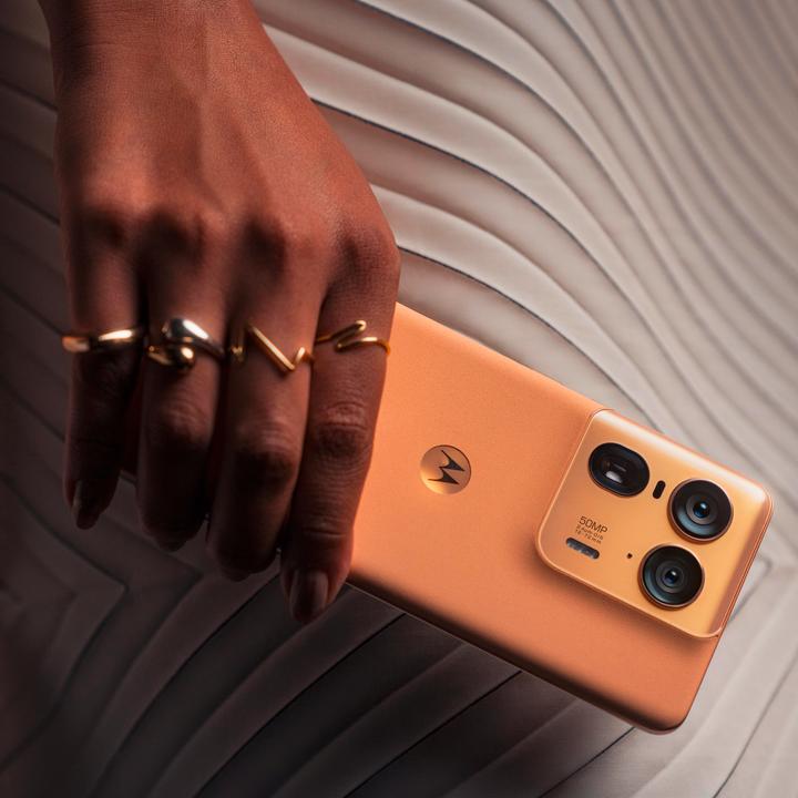 Immagine prodotto Motorola Edge 50 Ultra (1000 GB, Peach Fuzz, 6.67", Doppia SIM, 64 Mpx, 5G)