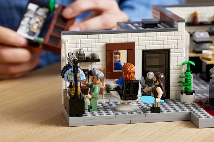Immagine prodotto LEGO Qeer Eye- Il loft dei Fab 5 (10291, LEGO Creator Expert, Set LEGO rari)