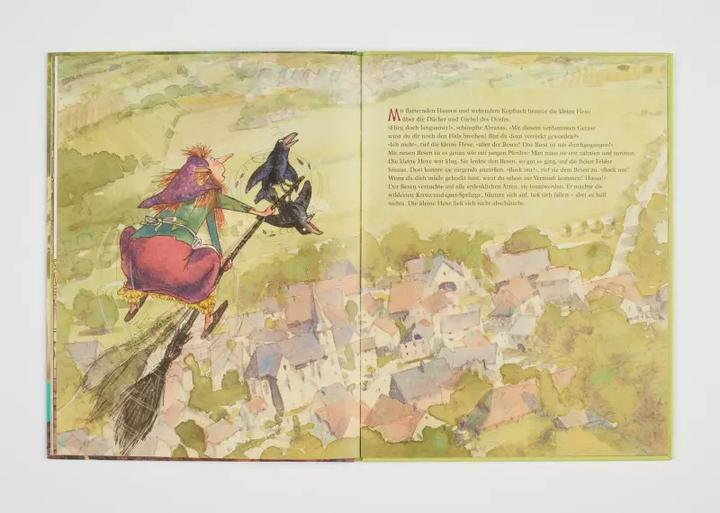 Immagine prodotto Die kleine Hexe Ausflug mit Abraxas (Tedesco, Susanne Preussler-Bitsch., Preusslatore Otfried, 2017)