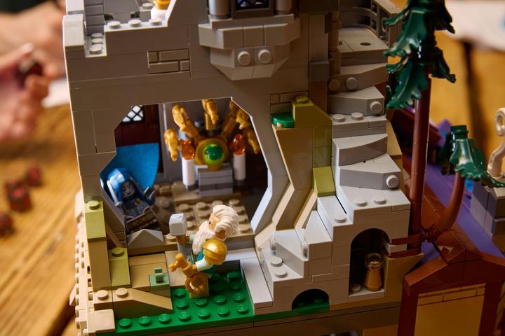 Produktbild LEGO 21348 Dungeons & Dragons: Die Sage vom Roten Drachen (21348, LEGO Ideas, LEGO Seltene Sets)