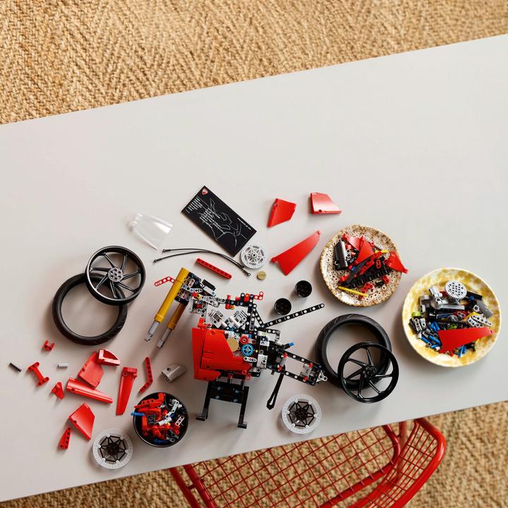 Actual product image LEGO Ducati Panigale V4 S Motorrad (42202, LEGO Technic)