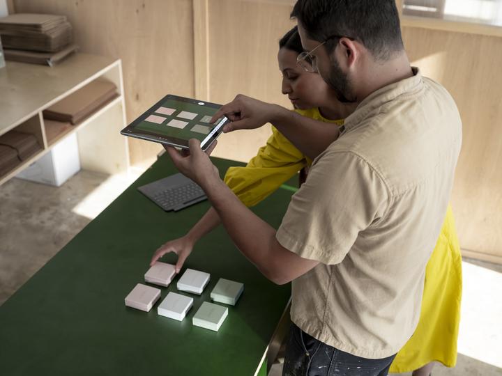 Produktbild Microsoft Surface Pro X (13", Microsoft SQ1, 8 GB, 128 GB)