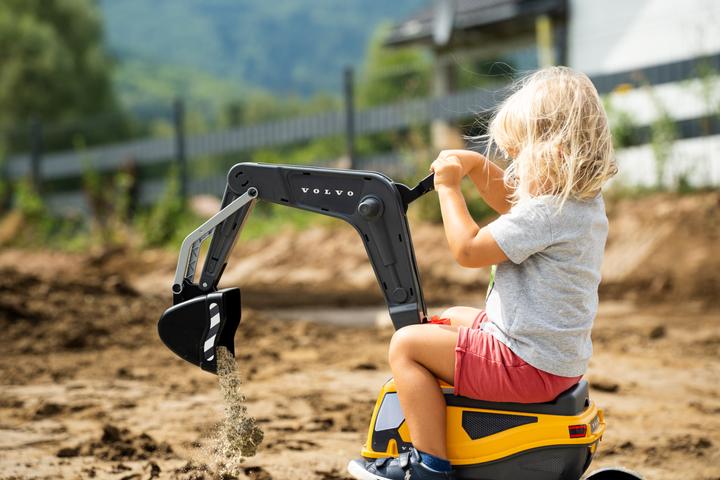 Actual product image Falk Toys Volvo Bagger mit Klappsitz