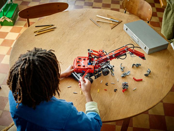Image du produit LEGO La grue de manutention (42144, LEGO Technic)