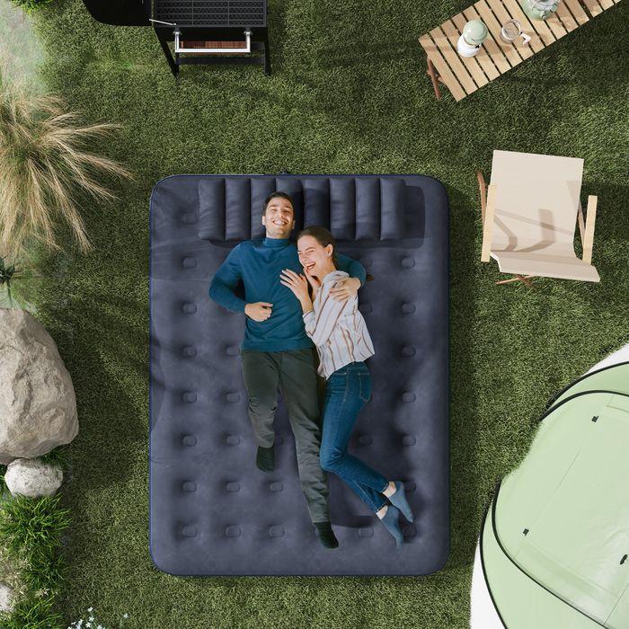 Image du produit Swisshandel24 Matelas gonflable pour 2 personnes, avec pompe à main, souple & robuste, 203x152x22cm, bleu (152x203)