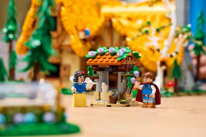 Actual product image LEGO The hut of Snow White and the Seven Dwarfs (43242, LEGO Disney)