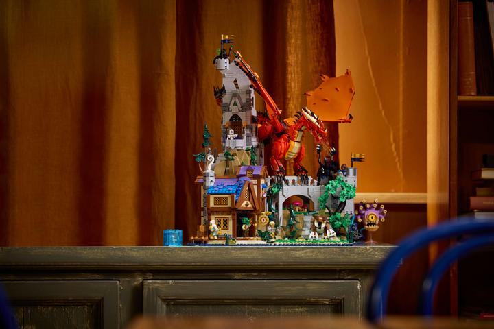 Produktbild LEGO 21348 Dungeons & Dragons: Die Sage vom Roten Drachen (21348, LEGO Ideas, LEGO Seltene Sets)