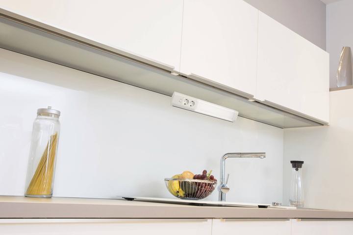 Produktbild Müller Licht LED Unterbauleuchte 50cm inkl. 2 Schutzkontaktsteckdosen und 4 Handtuchhaken