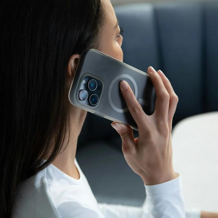 Produktbild Incase Halo Case für MagSafe für iPhone 16 Pro - Oil Slick Smoke (Apple iPhone 16 Pro)