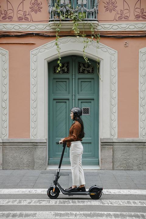 Produktbild Segway-Ninebot F2 D (20 km/h, 40.40 km, 400 W)
