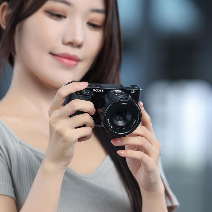 Produktbild Ulanzi CL02 AF 27mm F2.8 APS C Lens For Sony E Mount (Sony E, APS-C / DX)