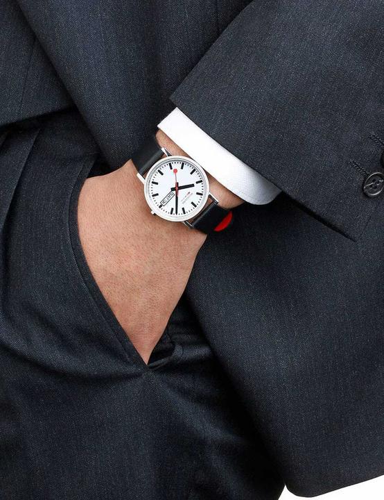 Produktbild Mondaine Classic - Vegan poliert Wochentag / Datum (Analoguhr, Swiss Made, 36 mm)