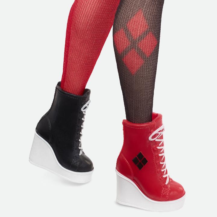 Produktbild Barbie Signature Harley Quinn Sammlerpuppe mit beweglichem Körper, ikonischem Outfit und Schlägel