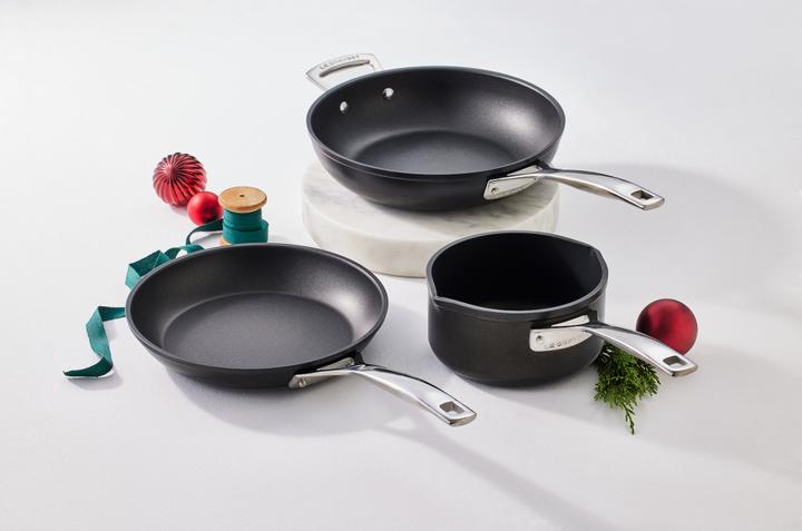 Immagine prodotto Le Creuset Set di pentole antiaderenti in alluminio da 24/26 cm, bricco per il latte (Pentola, Padella per friggere, Tegame, Alluminio)