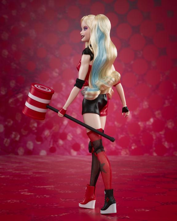 Produktbild Barbie Signature Harley Quinn Sammlerpuppe mit beweglichem Körper, ikonischem Outfit und Schlägel