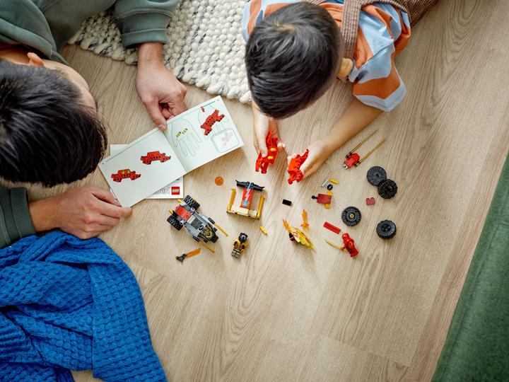 Actual product image LEGO 71789 Chase with Kai's speedster and Ras' motorbike (71789, LEGO Ninjago)