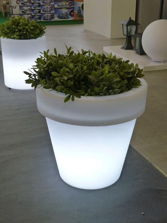 Newgarden MAGNOLIA 60 LED beleuchteter Blumentopf, runder Pflanzkübel gross, aussen E27 ø57x57cm IP65