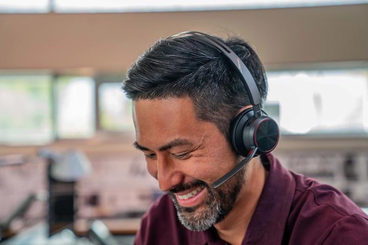 Actual product image HP POLY Voyager Focus 2 USB-C-C Headset +USB-C/A Adapter +Charging Stand