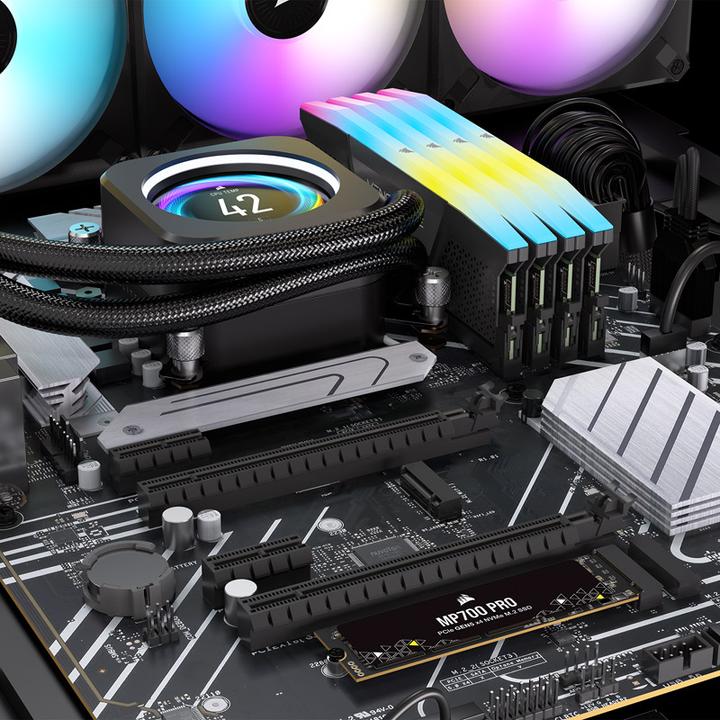 Actual product image Corsair MP700 PRO (4000 GB, M.2 2280)