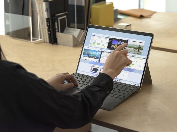 Produktbild Microsoft Surface Pro X (13", Microsoft SQ1, 8 GB, 128 GB)