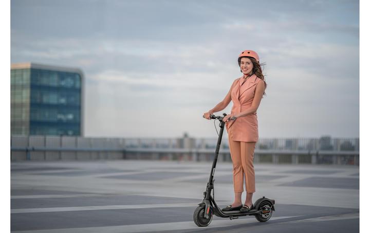 Produktbild Segway-Ninebot F25E (25 km/h, 25 km, 250 W)
