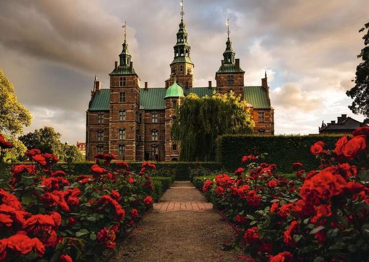 Actual product image Ravensburger - Rosenborg Castle Denmark - 1000p (12001336) (1000 pieces)