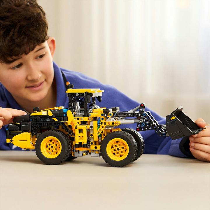 Actual product image LEGO 42209 Volvo L120 Electric Radlader (42209, LEGO Technic)