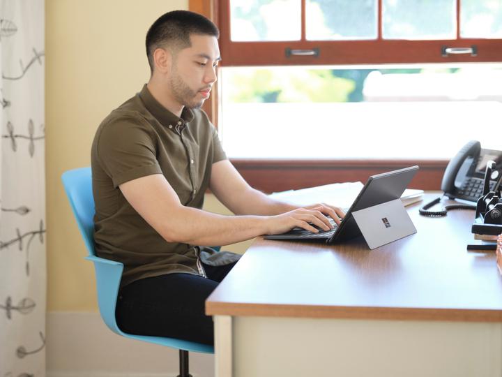 Produktbild Microsoft Surface Pro 8 LTE for business (13", Intel Core i5-1145G7, 8 GB, 256 GB, Ohne Tastaturlayout)