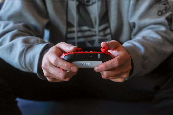 Produktbild Microsoft Xbox Wireless Controller - Pulse Red (PC, Xbox One X, Xbox Series X, Xbox One S, Xbox Series S)