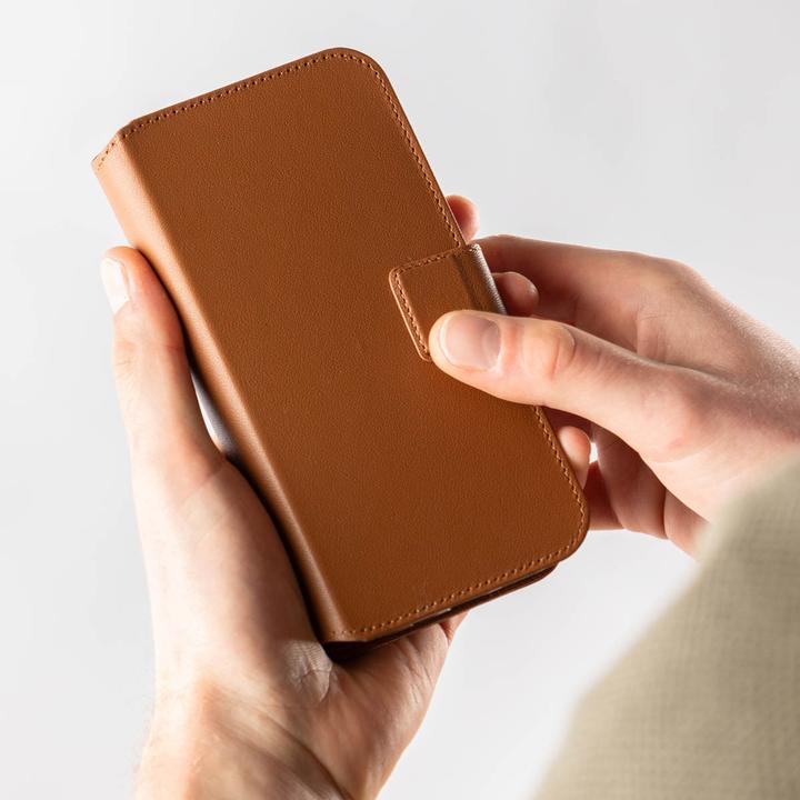 Produktbild Accezz Leather Bookcase 2-in-1 met MagSafe iPhone 15 - Sienna Brown (Apple iPhone 15)