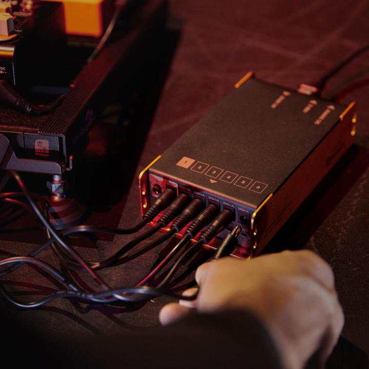 Produktbild Palmer Audio PWT 06 IEC - Universal Pedalboard Netzteil mit USB (Gitarre)