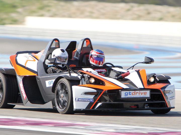Immagine prodotto Smartbox Primo giro in moto o in auto sportiva sulla pista di Magny-Cours (1 pers.)
