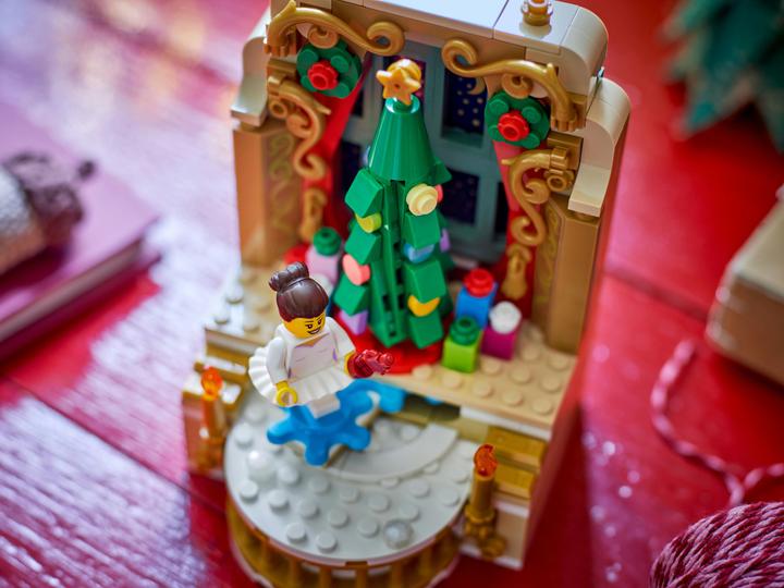 Image du produit LEGO Scène de la ballerine et de Casse-Noisette (40701, LEGO DC)