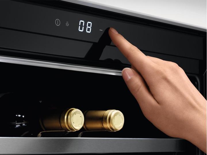 Produktbild AEG KWK884520T Kompakter Weinkühlschrank / Touch-Bedienung / Temperaturanzeige / bis zu 18 Flaschen