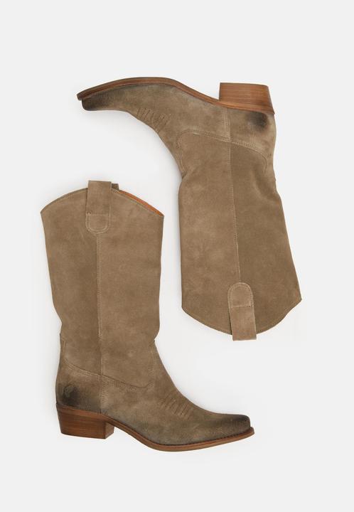 Felmini GERBERA 7962 ist ein bemerkenswerter Cowboystiefel mit mittlerer Wade, der rustikalen Charme und raf
