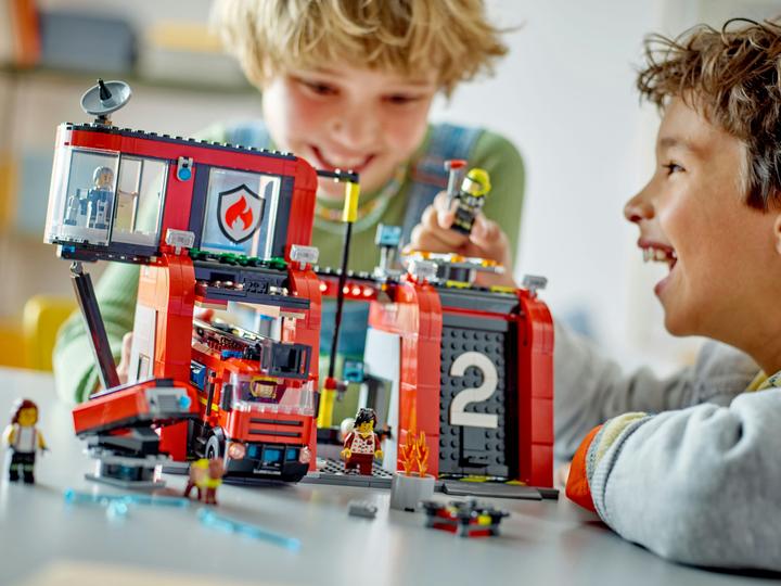 Produktbild LEGO Feuerwehrstation mit Drehleiterfahrzeug (60414, LEGO City)
