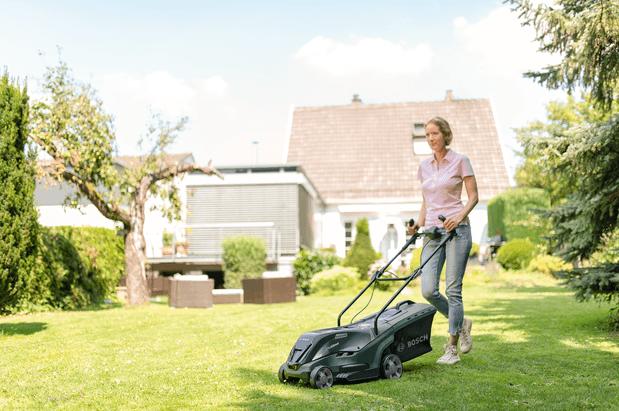 Produktbild Bosch Home & Garden Rasenmäher UniversalRotak 450, 1300 W, Schnitthö. 25-70mm, Schnittbreite 35cm (Netzbetrieb)