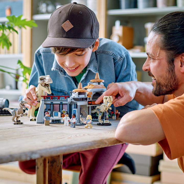Actual product image LEGO Attack of the T. rex and the raptor on the visitor centre (76961, LEGO Jurassic World)